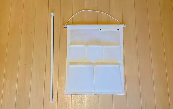 「これは助かる」「置く場所が増えて快適」　テーブル下のデッドスペースを活用する裏ワザがこちら！