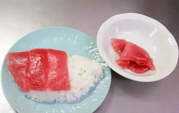 ご飯を半円形に盛って…完成した『丼ぶり』を思わず二度見「子供が喜ぶ」