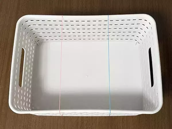 バスケットに輪ゴムを掛けると？　すぐに試せる収納術が、こちら