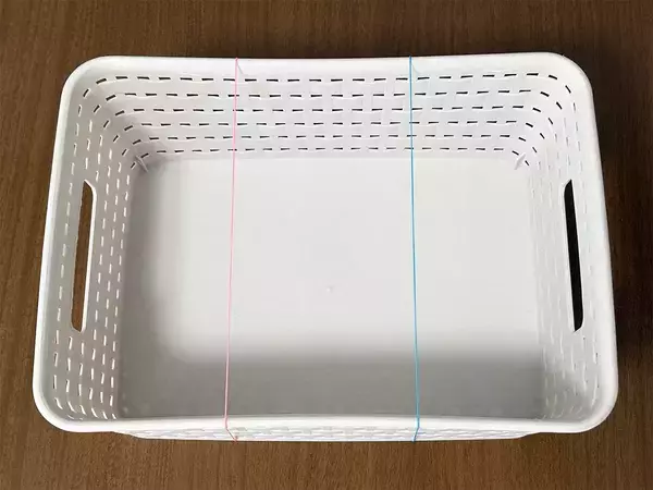 バスケットに輪ゴムを掛けると？　すぐに試せる収納術が、こちら