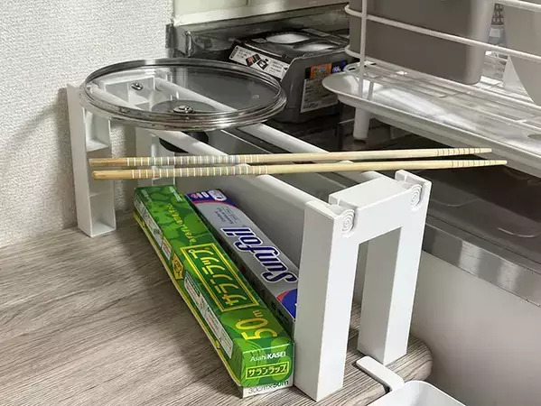 ダイソーの『つっぱり棒用スリッパラック』が便利！　デスクやキッチンで役立つ活用法【3選】