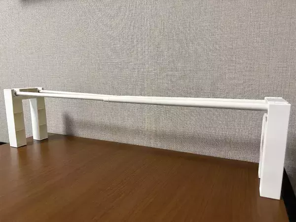 ダイソーの『つっぱり棒用スリッパラック』が便利！　デスクやキッチンで役立つ活用法【3選】