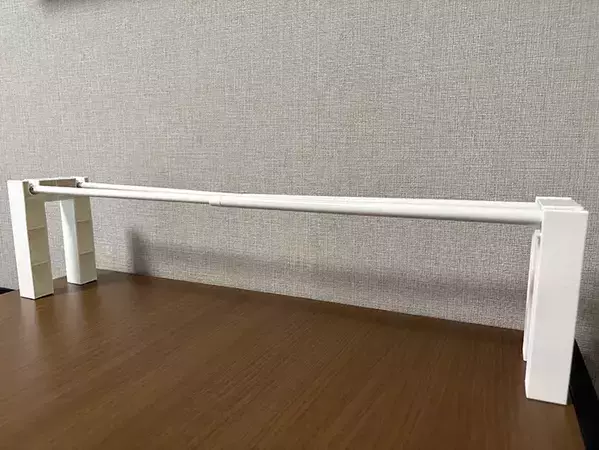 ダイソーの『つっぱり棒用スリッパラック』が便利！　デスクやキッチンで役立つ活用法【3選】