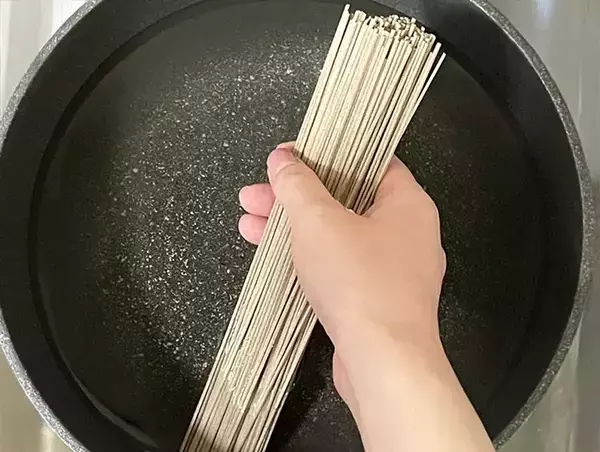 めんつゆ×薬味に飽きたら　砕いた『ピーナッツ』で「ネバカリ食感」「香ばしい」