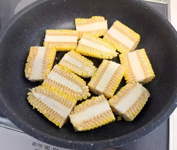 旬のトウモロコシを『縦半分』にカットして…　フライパンで作ったものがこちら