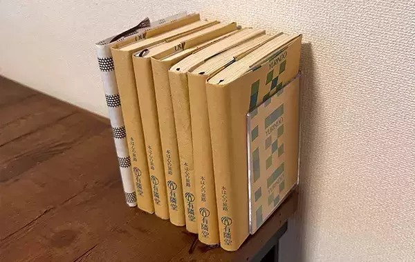 「もう1つ欲しくなる」「部屋中に置いておきたい」　ダイソーのディスプレイスタンド活用法5選がこちら！