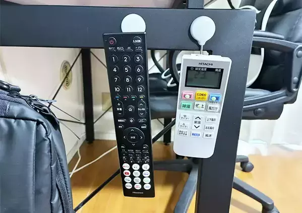 100均のスマホリングを『便器のフタ』に貼るだけ！　トイレの不快感がなくなる活用法が、こちら