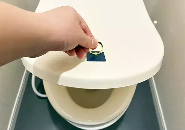 100均のスマホリングを『便器のフタ』に貼るだけ！　トイレの不快感がなくなる活用法が、こちら
