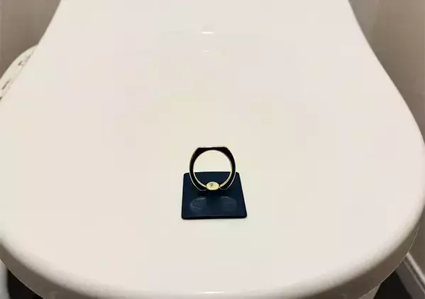 100均のスマホリングを『便器のフタ』に貼るだけ！　トイレの不快感がなくなる活用法が、こちら