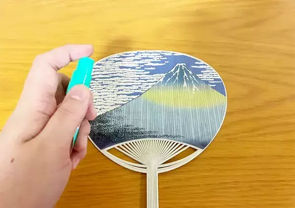 『ハッカ油』をうちわにひと吹きすると？　快適さがアップする、汗ばむ夏場のリフレッシュ術