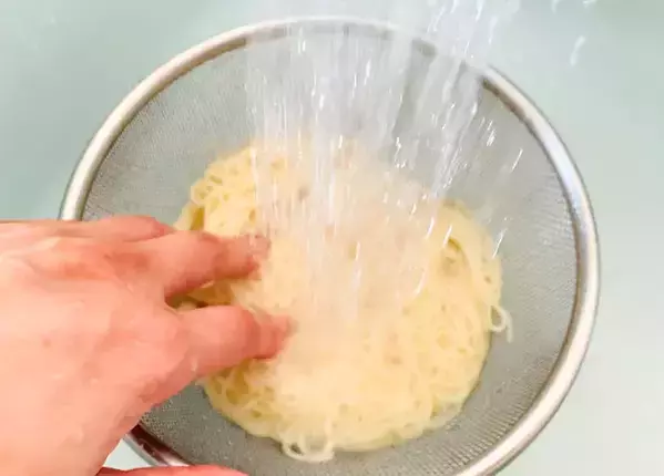 めんつゆの代わりに『大さじ2杯』と水を混ぜるだけ 「そうめんがすすむ」「ほんのり甘い」