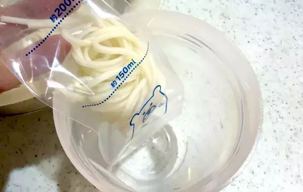 そうめんを一口サイズに丸めて…ダイソーの『水筒用氷棒』の意外な使い方