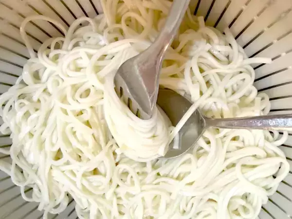 そうめんを一口サイズに丸めて…ダイソーの『水筒用氷棒』の意外な使い方