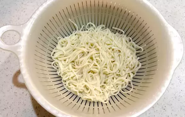 そうめんを一口サイズに丸めて…ダイソーの『水筒用氷棒』の意外な使い方