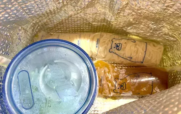 そうめんを一口サイズに丸めて…ダイソーの『水筒用氷棒』の意外な使い方