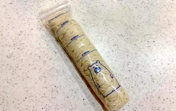 そうめんを一口サイズに丸めて…ダイソーの『水筒用氷棒』の意外な使い方
