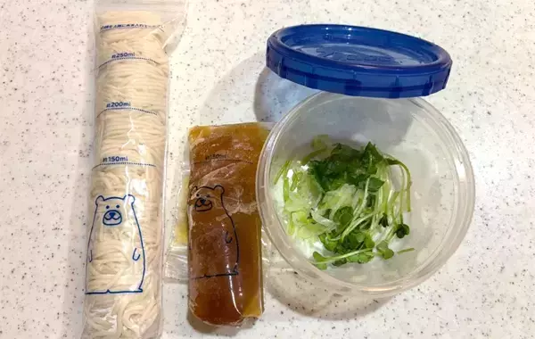そうめんを一口サイズに丸めて…ダイソーの『水筒用氷棒』の意外な使い方