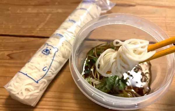 そうめんを一口サイズに丸めて…ダイソーの『水筒用氷棒』の意外な使い方