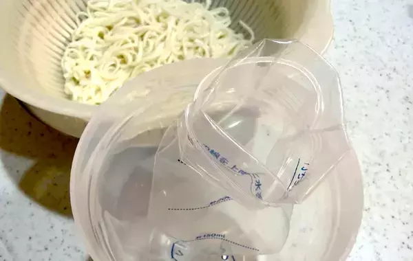 そうめんを一口サイズに丸めて…ダイソーの『水筒用氷棒』の意外な使い方