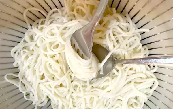 そうめんを一口サイズに丸めて…ダイソーの『水筒用氷棒』の意外な使い方