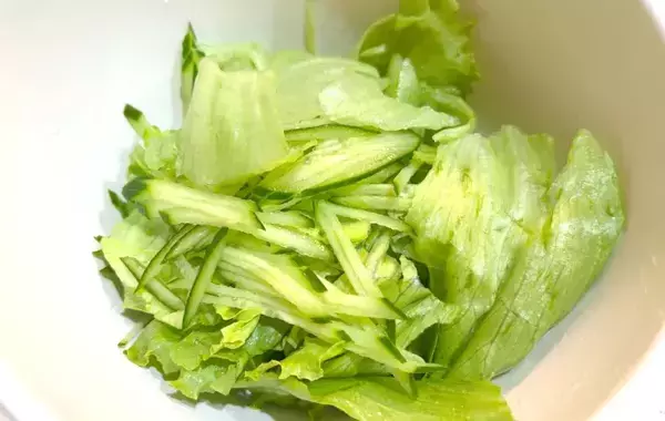レタスとキュウリのサラダ　ドレッシング代わりに『1袋』かけると？「いつものよりおいしい」