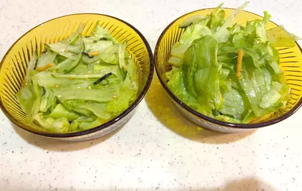 レタスとキュウリのサラダ　ドレッシング代わりに『1袋』かけると？「いつものよりおいしい」