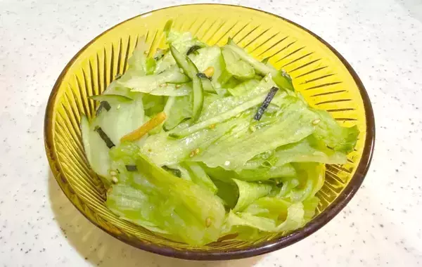 レタスとキュウリのサラダ　ドレッシング代わりに『1袋』かけると？「いつものよりおいしい」