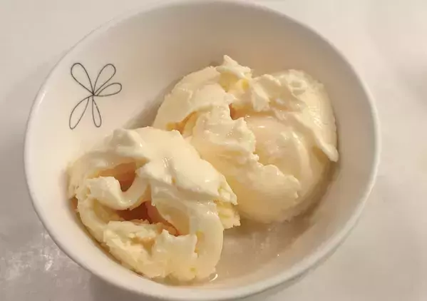 今まで思いつかなかった！バニラアイスに麦茶をかけると…「ほろ苦い」「意外なおいしさ」