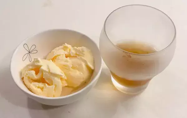 今まで思いつかなかった！バニラアイスに麦茶をかけると…「ほろ苦い」「意外なおいしさ」