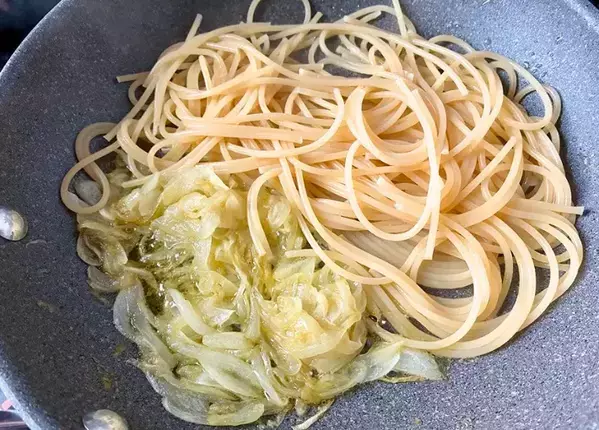 タマネギだけのパスタ　味つけに『小さじ1杯』入れると？「上品な和風の味わい」