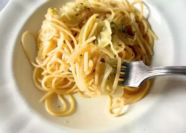 タマネギだけのパスタ　味つけに『小さじ1杯』入れると？「上品な和風の味わい」