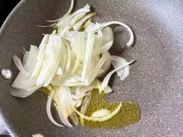 タマネギだけのパスタ　味つけに『小さじ1杯』入れると？「上品な和風の味わい」