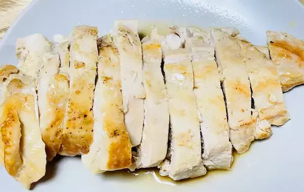 鶏むね肉が変わる『大さじ3杯』　味つけに10分漬けると「全然パサつかない」