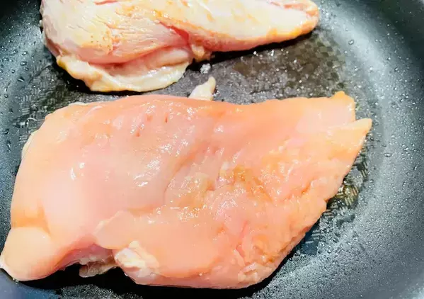 鶏むね肉が変わる『大さじ3杯』　味つけに10分漬けると「全然パサつかない」