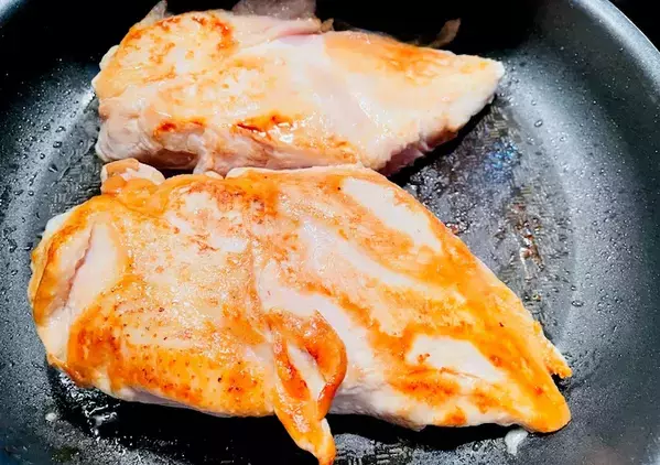 鶏むね肉が変わる『大さじ3杯』　味つけに10分漬けると「全然パサつかない」