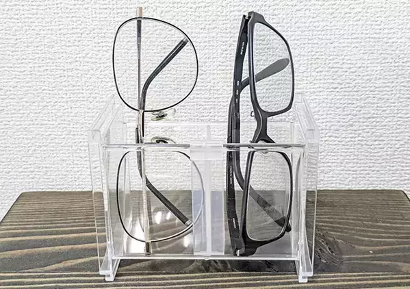 110円の『洗面鏡ナナメスタンド』が家中で活躍！　机に置いたら「取りやすい！」【DAISO】