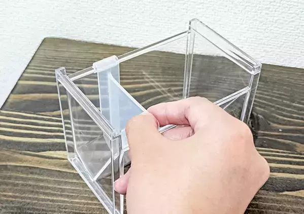 110円の『洗面鏡ナナメスタンド』が家中で活躍！　机に置いたら「取りやすい！」【DAISO】