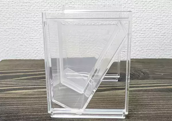 110円の『洗面鏡ナナメスタンド』が家中で活躍！　机に置いたら「取りやすい！」【DAISO】