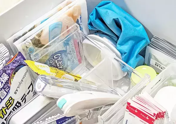 110円の『洗面鏡ナナメスタンド』が家中で活躍！　机に置いたら「取りやすい！」【DAISO】