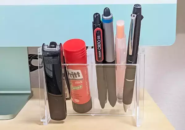 110円の『洗面鏡ナナメスタンド』が家中で活躍！　机に置いたら「取りやすい！」【DAISO】