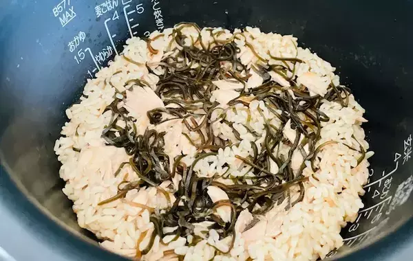 味つけ不要の『炊き込みご飯』　具材2つを入れて炊くだけで「うま味が広がる」