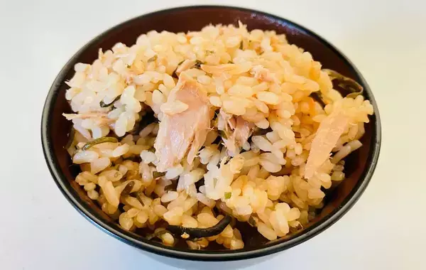 味つけ不要の『炊き込みご飯』　具材2つを入れて炊くだけで「うま味が広がる」