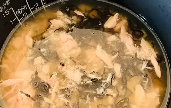 味つけ不要の『炊き込みご飯』　具材2つを入れて炊くだけで「うま味が広がる」