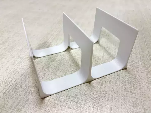110円の『ペットボトルラック』が優秀！　4つ活用法を試したら「もう1個ほしい」【DAISO】