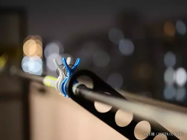 夏は1日中暑いから、夜も外に干しっぱなしでもいい？　洗濯のプロが回答