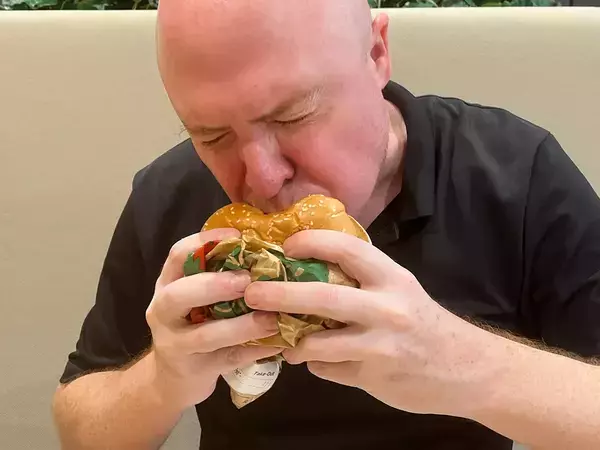 アメリカ人はなぜハンバーガーを回す？　実は「一番おいしい一口」を食べるためだった