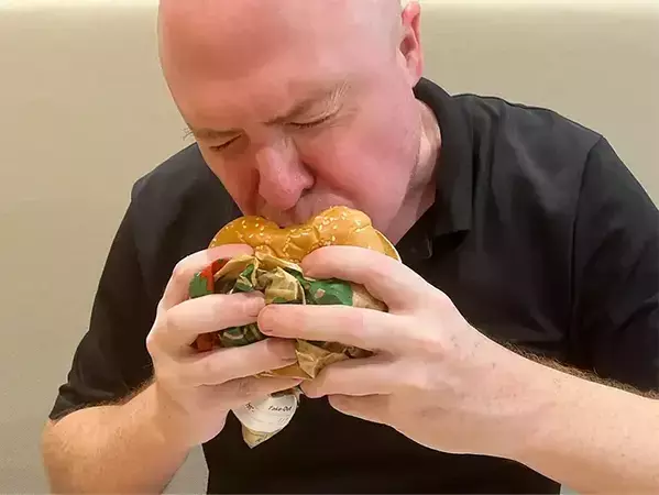 アメリカ人はなぜハンバーガーを回す？　実は「一番おいしい一口」を食べるためだった