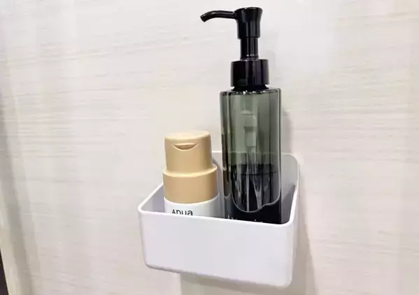 もう直置きしなくていい！　狭い浴室が快適になる『スリムホルダー』の活用法【DAISO】