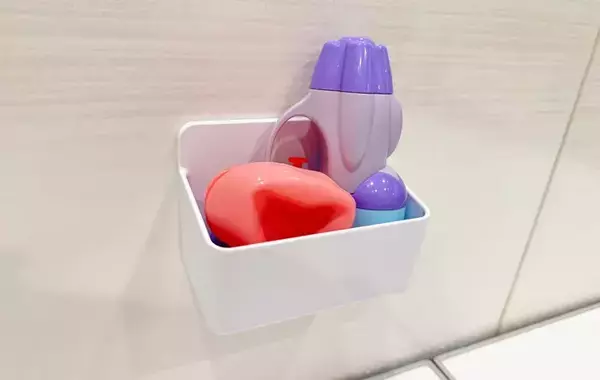 もう直置きしなくていい！　狭い浴室が快適になる『スリムホルダー』の活用法【DAISO】