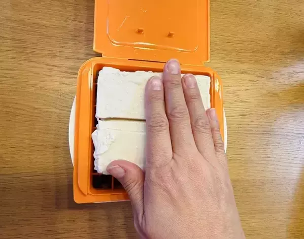 「豆腐とひき肉を入れて6分」　電子レンジで加熱して完成したモノが？